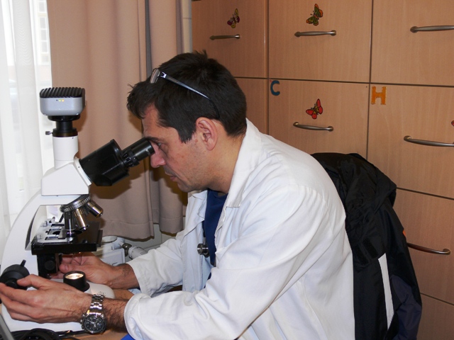 Dr. Szegedi István tanár úr az adományozott mikroszkóppal.